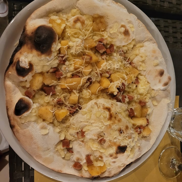 photo of Pizzeria Frontoni Pizza mele e cannella con pancetta veg shared by @happens on  03 Jul 2022 - review