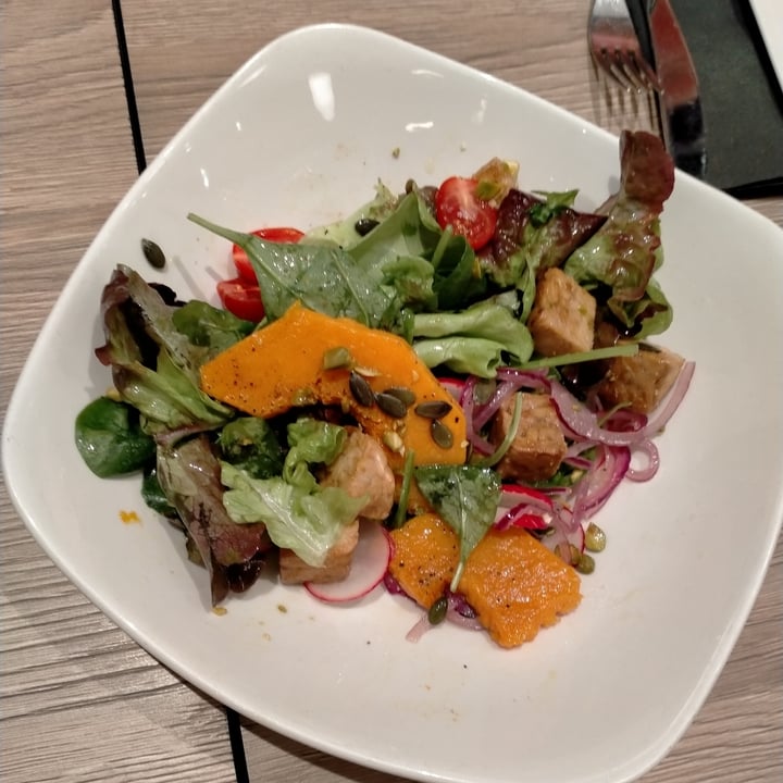 photo of Kamut Restaurant Ensalada de calabaza asada con temphe shared by @nidipoppy on  23 May 2021 - review