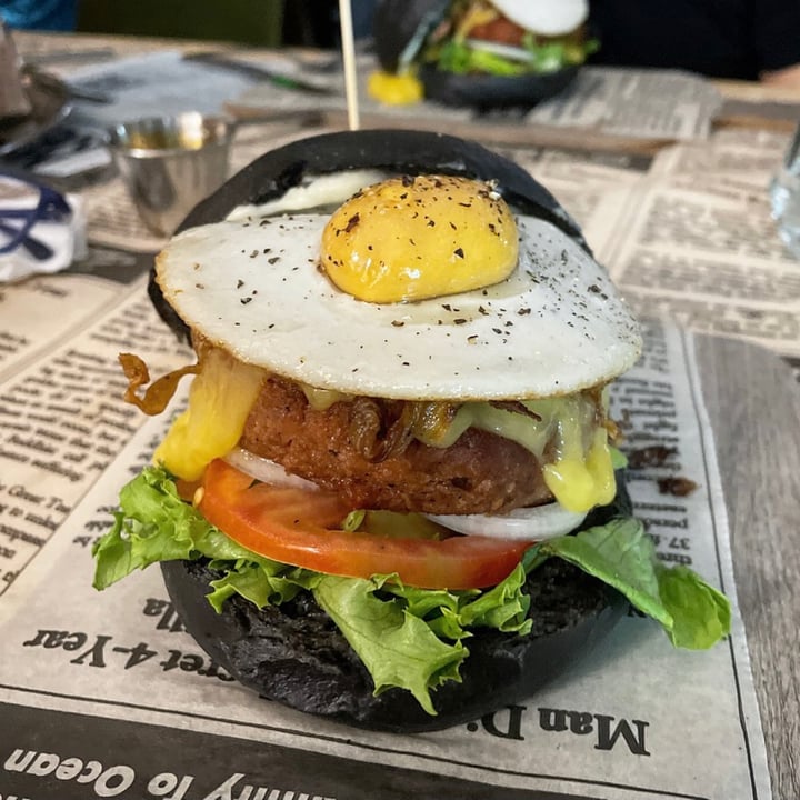 photo of Vegan Streetfood Deli - Obs Bacon, Egg & Cheez Burger shared by @capetownvegan on  21 Jan 2022 - review