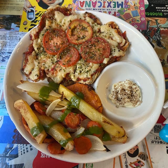Foto do prato “Milanesa Berenjenas Napolitana Con Guarnicion”