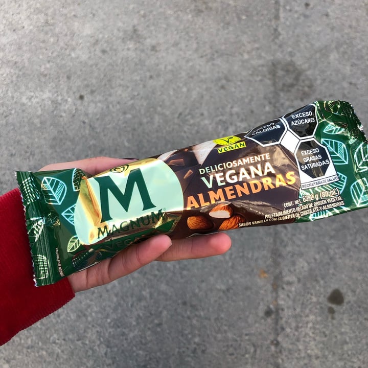 photo of Magnum Magnum Almendras Vegana shared by @valeriiatllz on  02 Feb 2022 - review