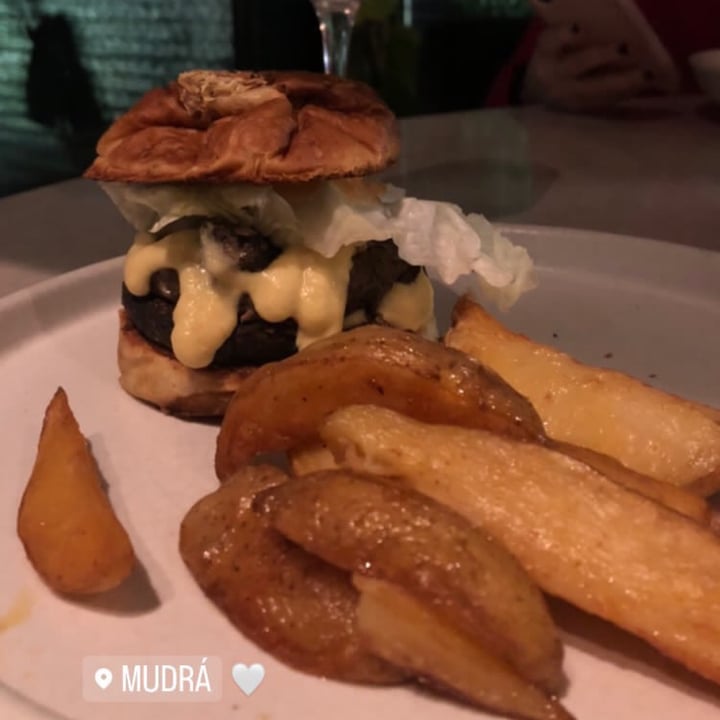 photo of Mudrá Double Porto Burger shared by @agostinalv on  09 Jun 2022 - review
