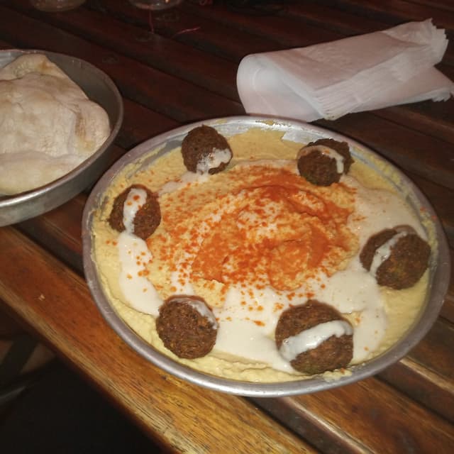 Photo of the dish “Hummus Con Falafel Y Pan”