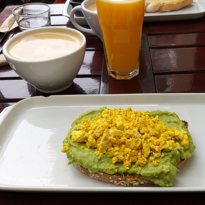 photo of Le Blé Avocado Toast Con Tofu Revuelto shared by @sildemar on  18 Apr 2021 - review