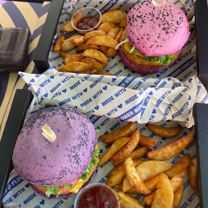 photo of Flower Burger Flower burger shared by @federicoparma on  11 Nov 2022 - review