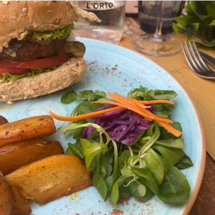 photo of L'Orto già Salsamentario - Vegan & raw food Beyond burger shared by @camucm on  19 Apr 2022 - review