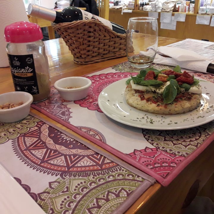 review photo of Raslok Pizza con queso de almendras albaca y cherrys shared by @analau87 on 20 Jan 2022 - review