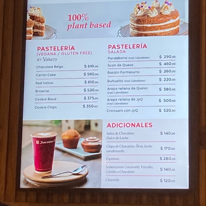 photo of Juan Valdez Café cafe con leche shared by @camisuarezc on  18 Jun 2022 - review