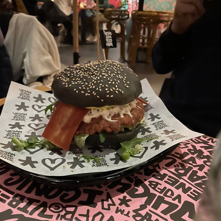 photo of Vegan Junk Food Bar Royal Smash Burger shared by @danimarques on  07 Nov 2021 - review