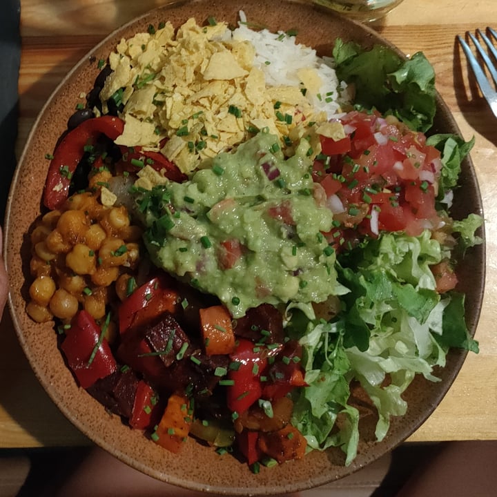 photo of Beats & Burritos Vegan Burrito Bowl shared by @veryvegaia on  16 Nov 2021 - review