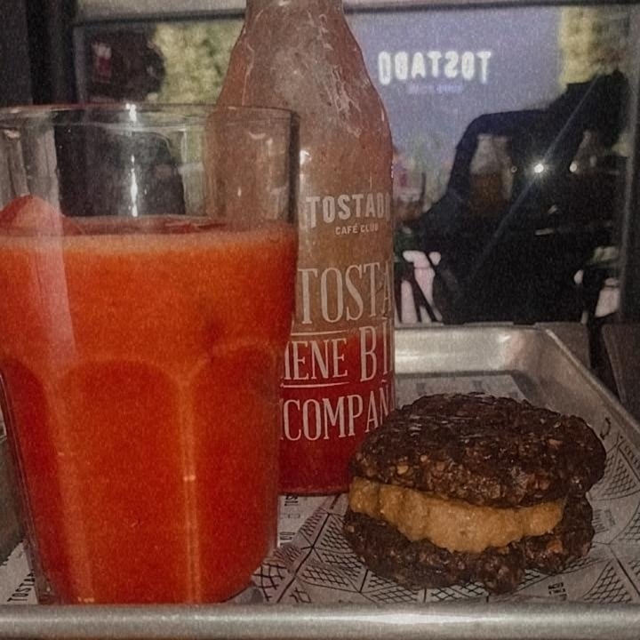 review photo of Tostado Café Club | Ituzaingó Alfajor De Cacao Y Avena Relleno de Mantequilla de Maní shared by @solcitoa on 05 Jan 2022 - review