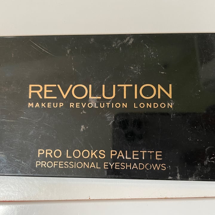 photo of Revolution Beauty Pro looks palette shared by @fabihoshi on  14 Apr 2022 - review
