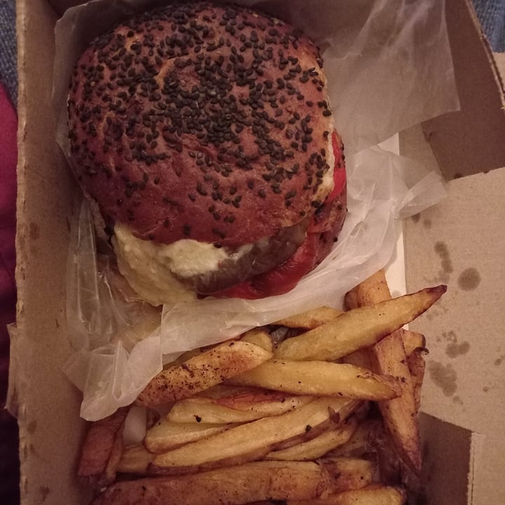photo of Oso Blanco café de especialidad hamburguesa veggie monster shared by @iaragonzalezz on  11 Mar 2022 - review