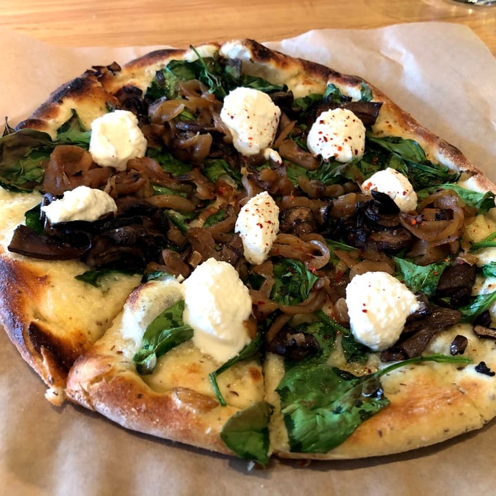 photo of True Food Kitchen Spinach & Mushroom Pizza shared by @theveganblob on  20 Jun 2021 - review