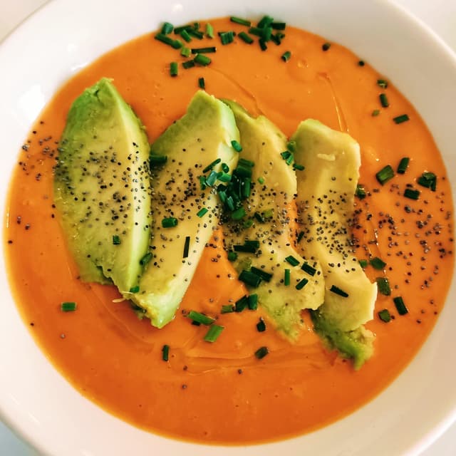 菜肴“Salmorejo Con Aguacate”的照片