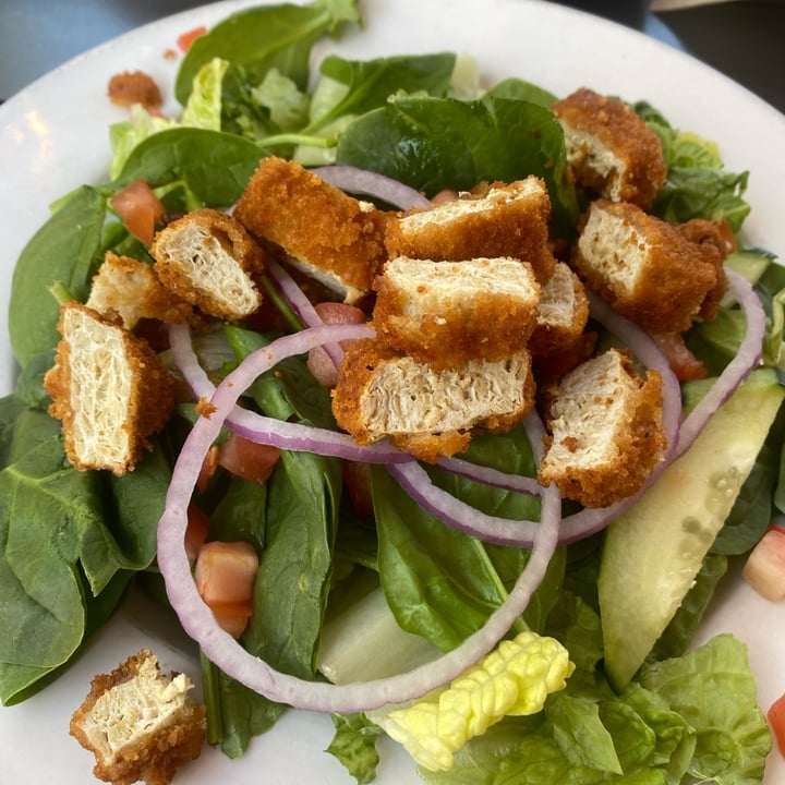 review photo of Stanley's Northeast Bar Room House Salad with Beyond Chicken shared by @hnmk on 20 May 2022 - review
