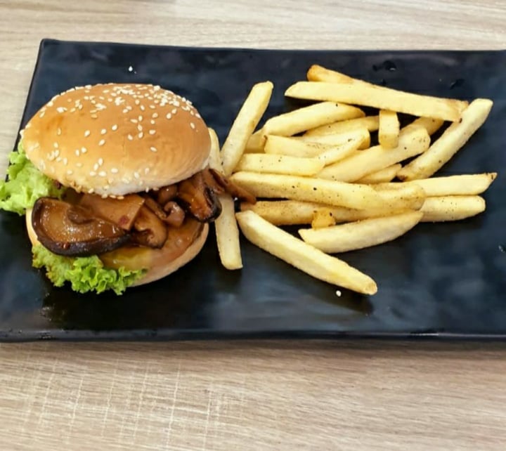 review photo of Greendot Vegetarian Bugis Junction Fresh Mix Mushroom Burger with Fries (Vegan) shared by @choyyuen on 04 Dec 2019 - review