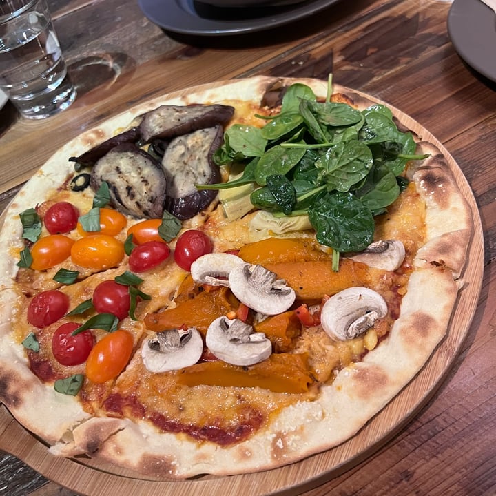 photo of POP Vegan Four Seasons Pizza shared by @chameleonvegan on  11 Nov 2021 - review