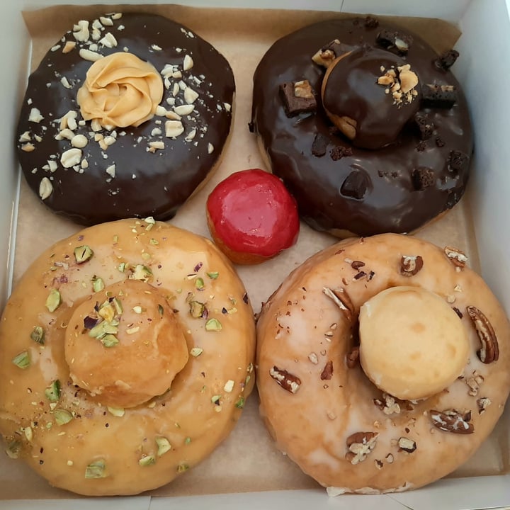 photo of VegAmazing Doughnuts Caja de cuatro donuts shared by @madridvegano on  11 Sep 2020 - review