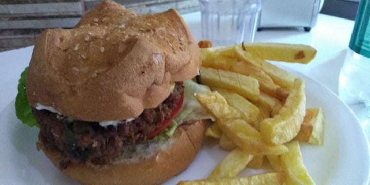photo of Loving Hut Microcentro Soja burguer shared by @luciabianchi on  30 Nov 2019 - review