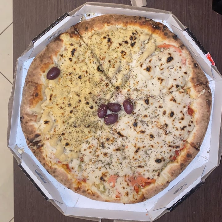 review photo of Comparini Pizzaria pizza meia portuguesa veg e meia 4 queijos veg shared by @biancamayol on 30 Jan 2022 - review