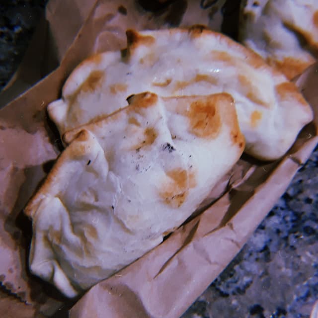 菜肴“Empanadas Calabresa”的照片
