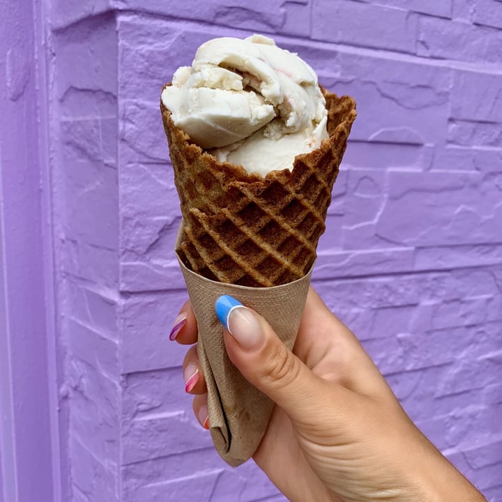 photo of Honey’s Ice Cream Stone fruit cobbler ice cream in waffle cone shared by @thealexrae on  16 Aug 2021 - review