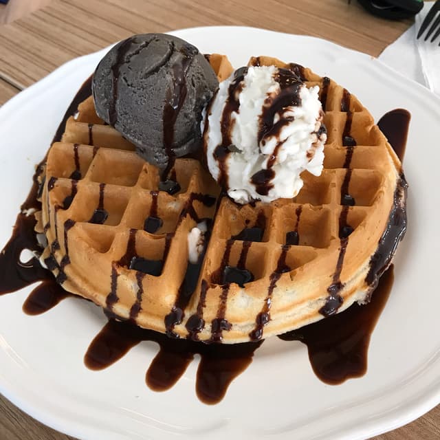 Foto del piatto “Waffle with Smoocht Black Sesame and Coconut Ice Cream”