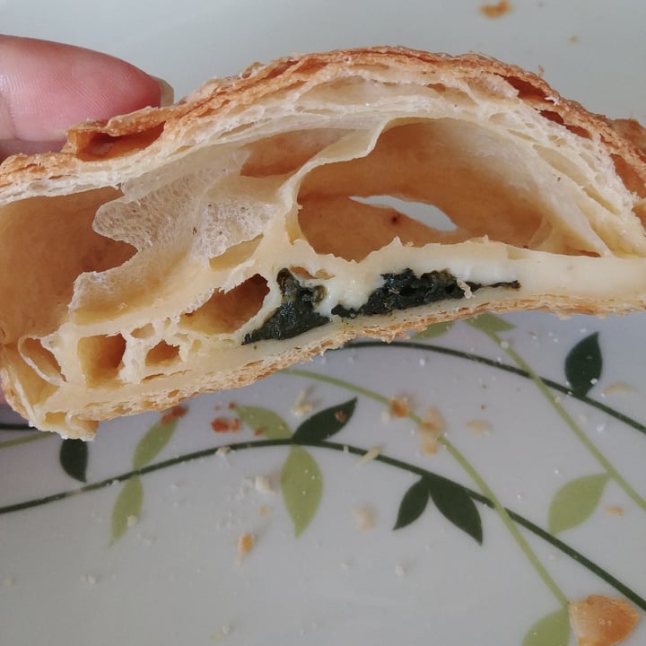 review photo of Oh My Days Vegan Cafe Spinach and Feta Croissant shared by @alynereis on 24 Sep 2021 - review