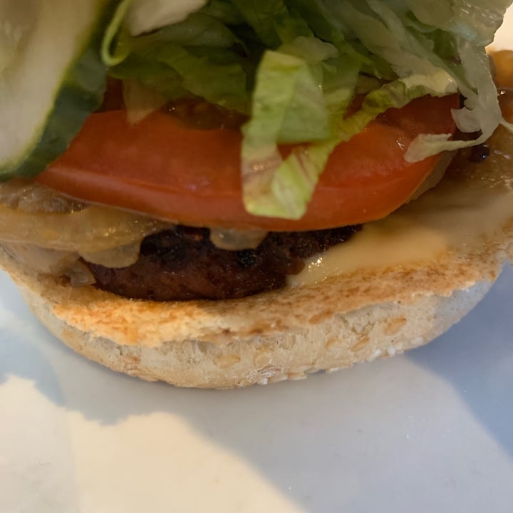 photo of Gibson's Gourmet Burger and Ribs Vegan Beyond beef burger shared by @niroshap on  24 Apr 2021 - review