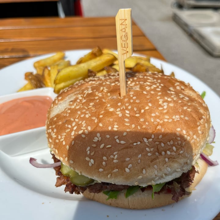 photo of Green Flamingo Innsbruck Classic fantastic Burger shared by @valeriamaselli on  27 Aug 2022 - review