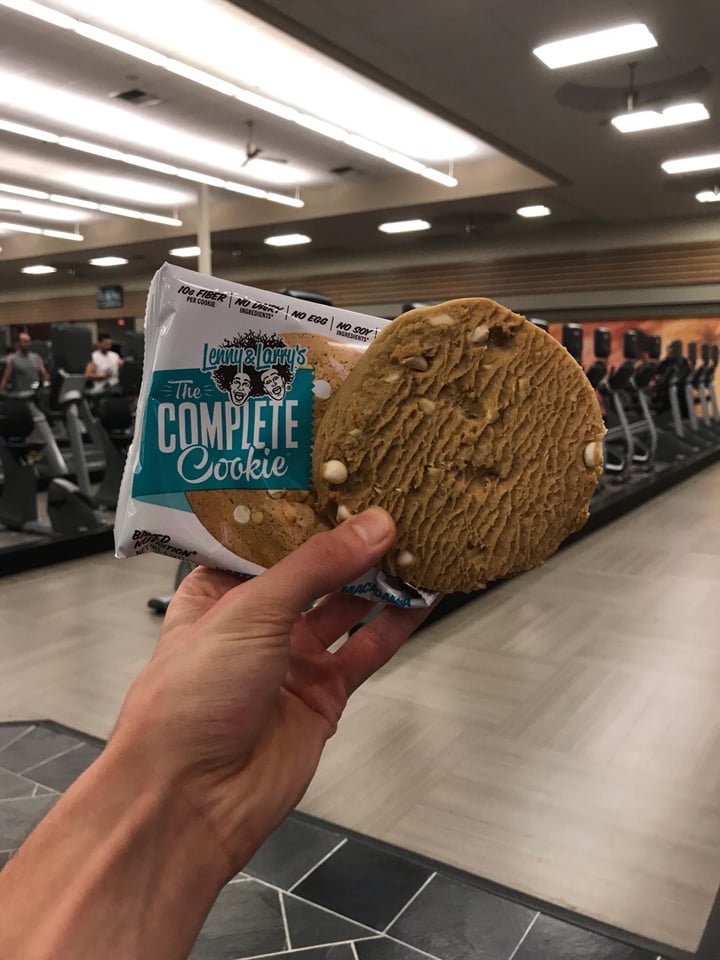 photo of Lenny & Larry’s The Complete Cookie White Chocolate Macadamia shared by @tryingveganwithmario on  02 Feb 2019 - review