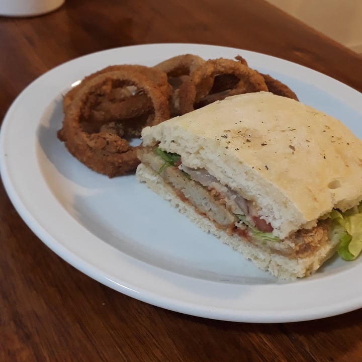 review photo of El club vegano Sándwich de milanesa shared by @reberimini on 10 Jun 2021 - review