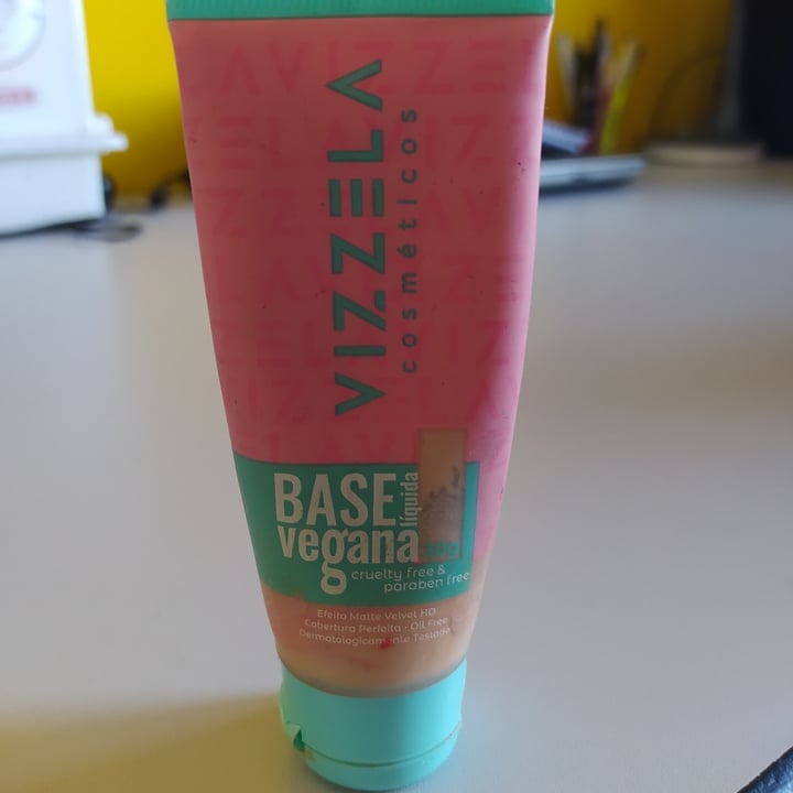 review photo of Vizzela Cosméticos Base Líquida shared by @emanuellevegan on 01 May 2022 - review