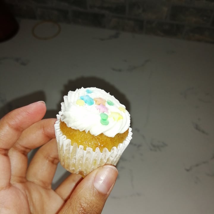 photo of Woolworths Food 9 Vanilla Confetti Cupcakes shared by @lissylis on  17 Oct 2021 - review