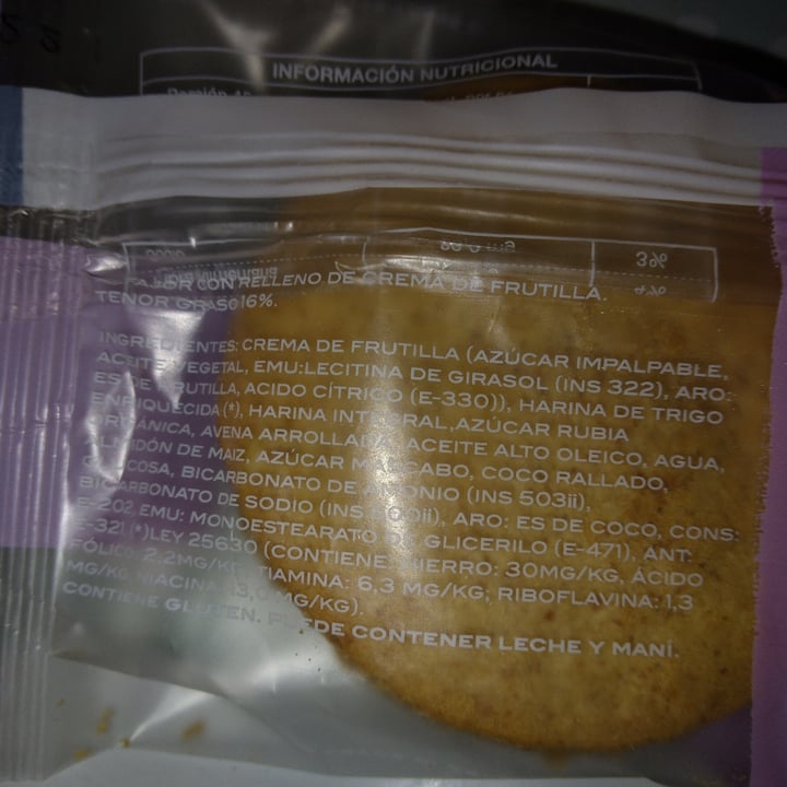 review photo of Meltaím Alfajor Coco & Frutilla shared by @rociomontenegr0 on 02 Feb 2022 - review