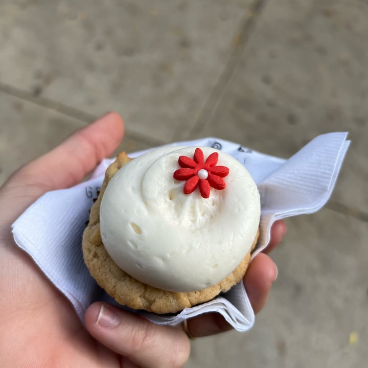 photo of Georgetown Cupcake Vegan Apple Cinnamon cupcake shared by @annielufkin on  29 Oct 2022 - review