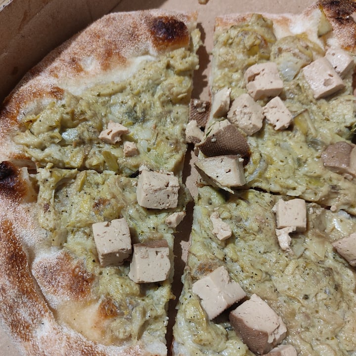 photo of ArVolo Ristorante Pizzeria Pizza Con Crema Di Carciofi E Tofu Affumicato shared by @lauranguis on  10 Apr 2022 - review
