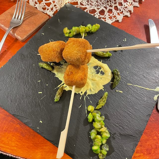 Photo of the dish “Spiedino Di Lenticchie Nere ‘ Perle Della Tuscia’, Salsa Al Curry E Asparagi Cotti E Crudi”