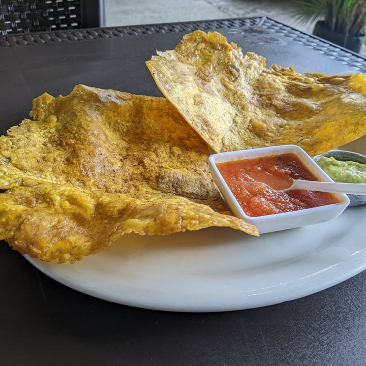 photo of El patio de mi casa Hotel Restaurante tipico vegetariano trucha comida rapida nachos burritos grupos familia amigos excursiones tours cocora healty food Bandeja Paisa, Patacon con Salsa shared by @paulzenevicius on  19 Oct 2022 - review