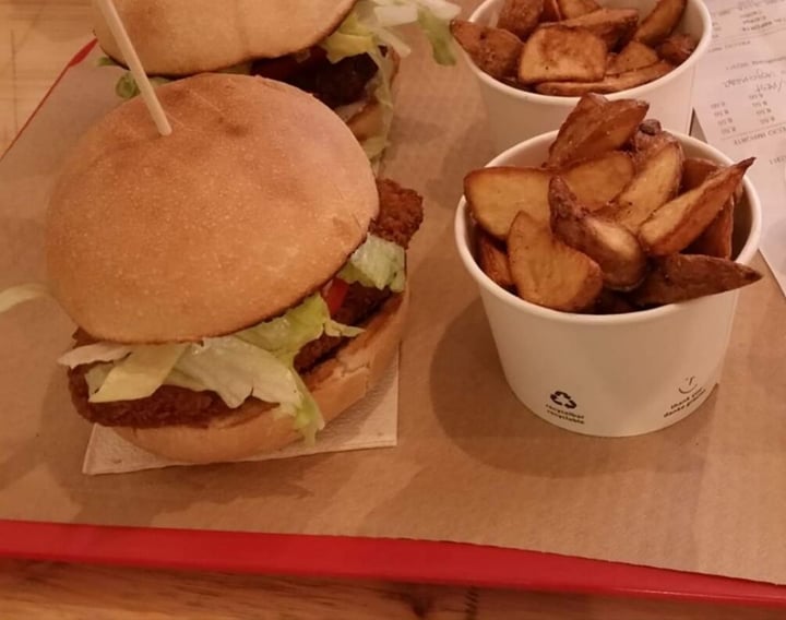 photo of Vegan Queen Hamburguesa de no pollo shared by @moomo on  01 Sep 2019 - review