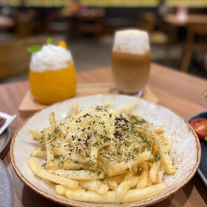 photo of Am I Addicted - Pottery Studio & V Cafe Truffle “Addict” Fries shared by @yvonnengmh on  05 Jul 2022 - review