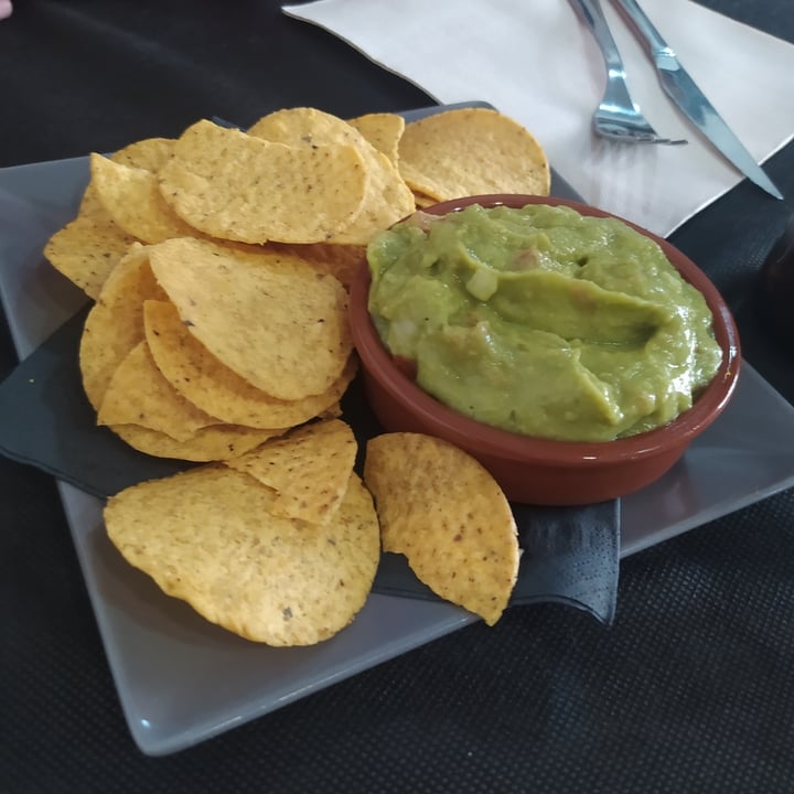 photo of LA VEGAVANA Nachos con guacamole shared by @evains on  18 Apr 2021 - review