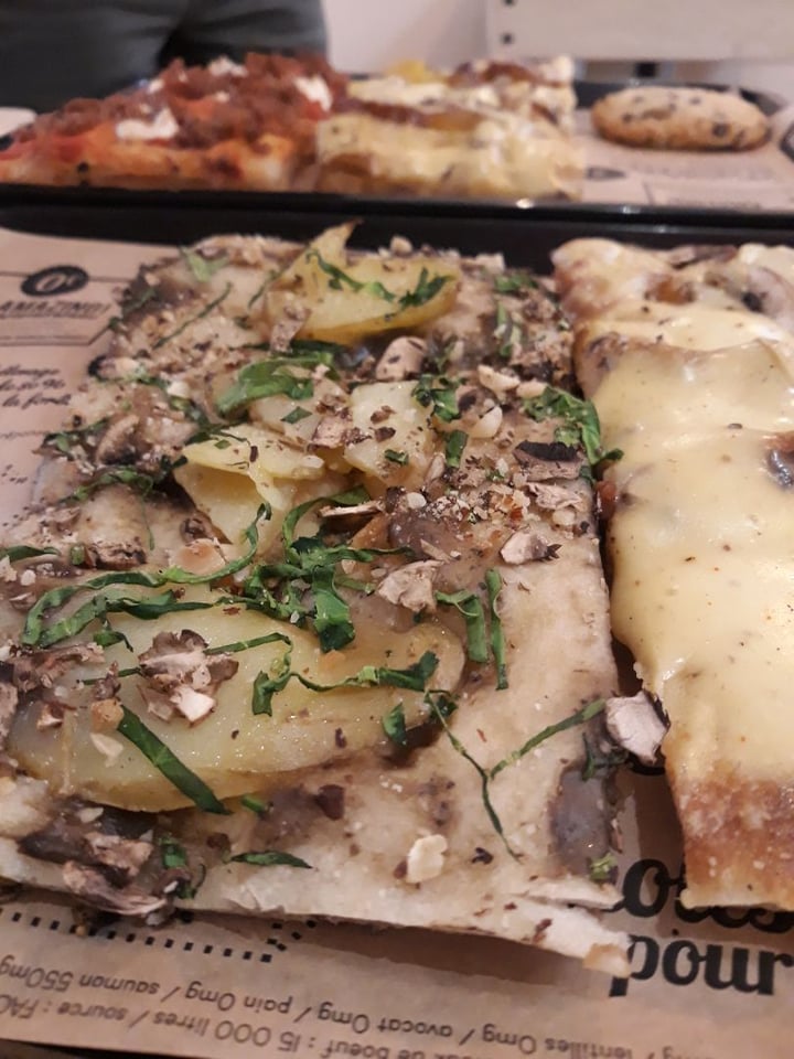 photo of Hank Pizza Truffle Cream Pizza shared by @chloevgn on  25 Feb 2020 - review