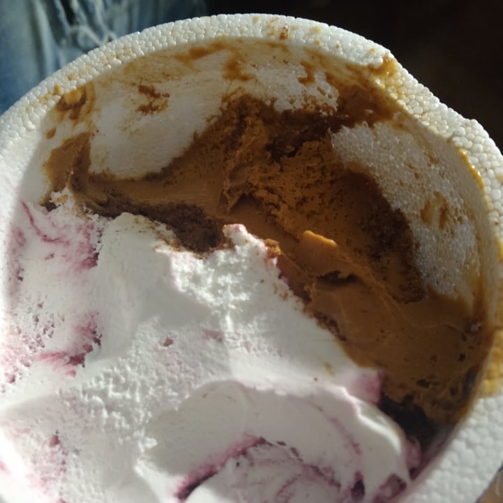 photo of Heladería Los Hermanos Helado De Dulce De Leche Con Brownies Y Cheesecake Con Frutos Rojos (medio Kilo) shared by @daseve on  12 Aug 2021 - review