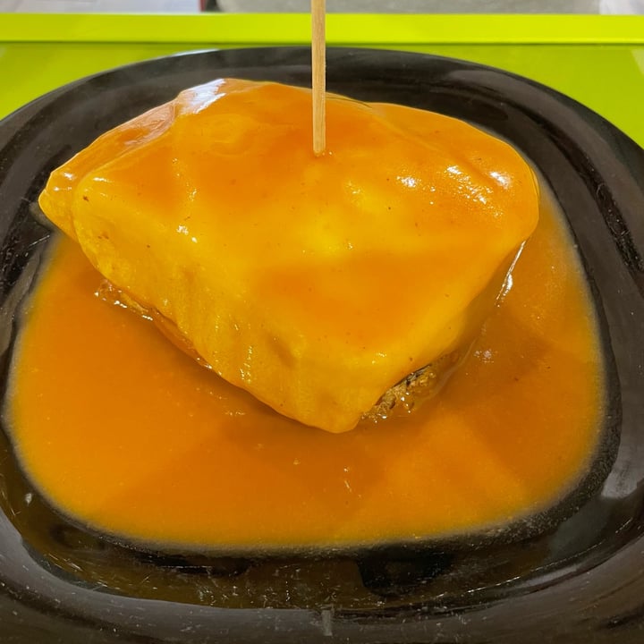 photo of Vegana By Tentúgal Francesinha shared by @minmarmag on  08 Nov 2021 - review