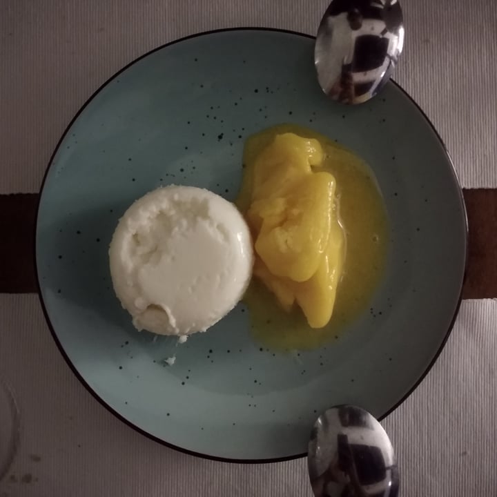 review photo of Gastrobar La Guindilla Panna Cotta De Coco Con Sorbete De Mango shared by @javierpascual on 23 Nov 2022 - review
