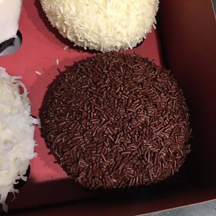 photo of Sprinkles Cupcakes Vanilla Milk Chocolate shared by @sedahere on  21 Apr 2021 - review