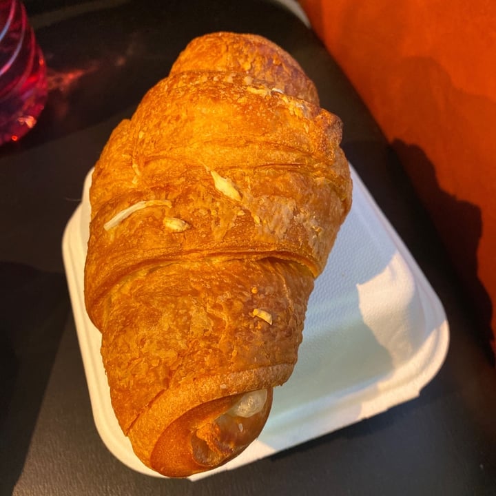 photo of Vegacelona - Tienda vegana Croissant Jamón Y Queso shared by @linabcn on  14 Dec 2019 - review
