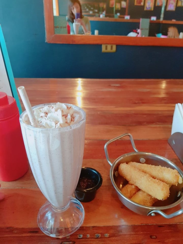 review photo of Vurger Joint Mozzarella vegan sticks & milkshake de frutilla shared by @romiauna on 23 May 2019 - review